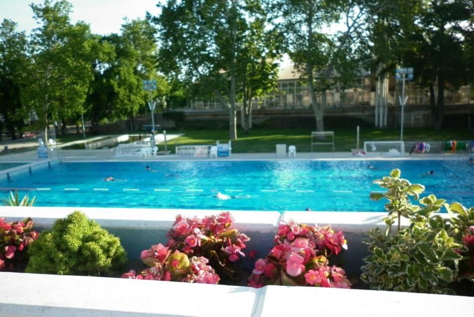 Cvse Clubhaz Es Panzio Bed & Breakfast Cegled Exterior photo