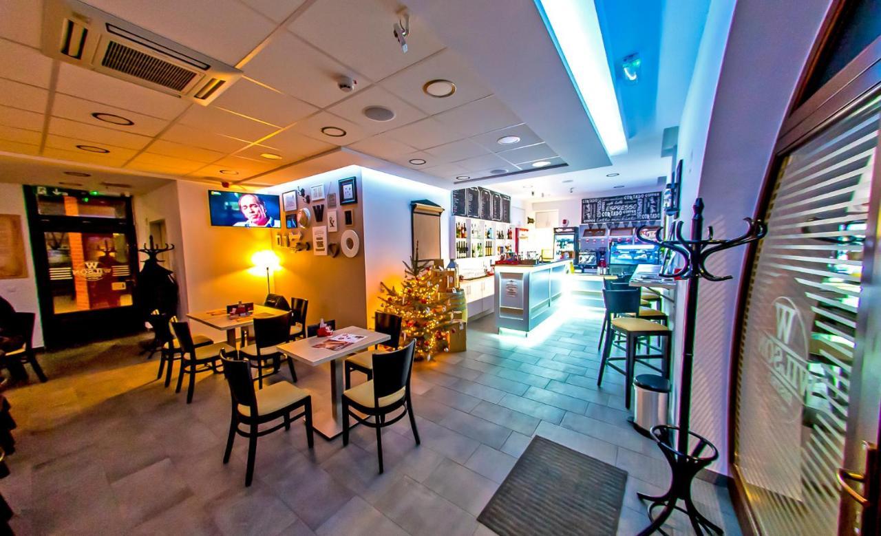 Cvse Clubhaz Es Panzio Bed & Breakfast Cegled Exterior photo