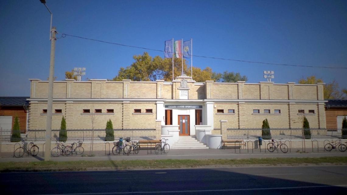 Cvse Clubhaz Es Panzio Bed & Breakfast Cegled Exterior photo